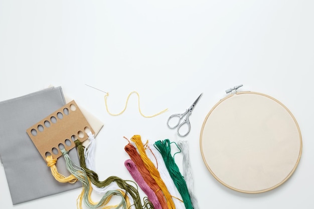 zestaw do haftu z muliną i igłami