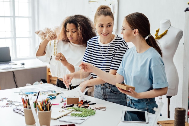 uczestnicy kursu prezentują hafty